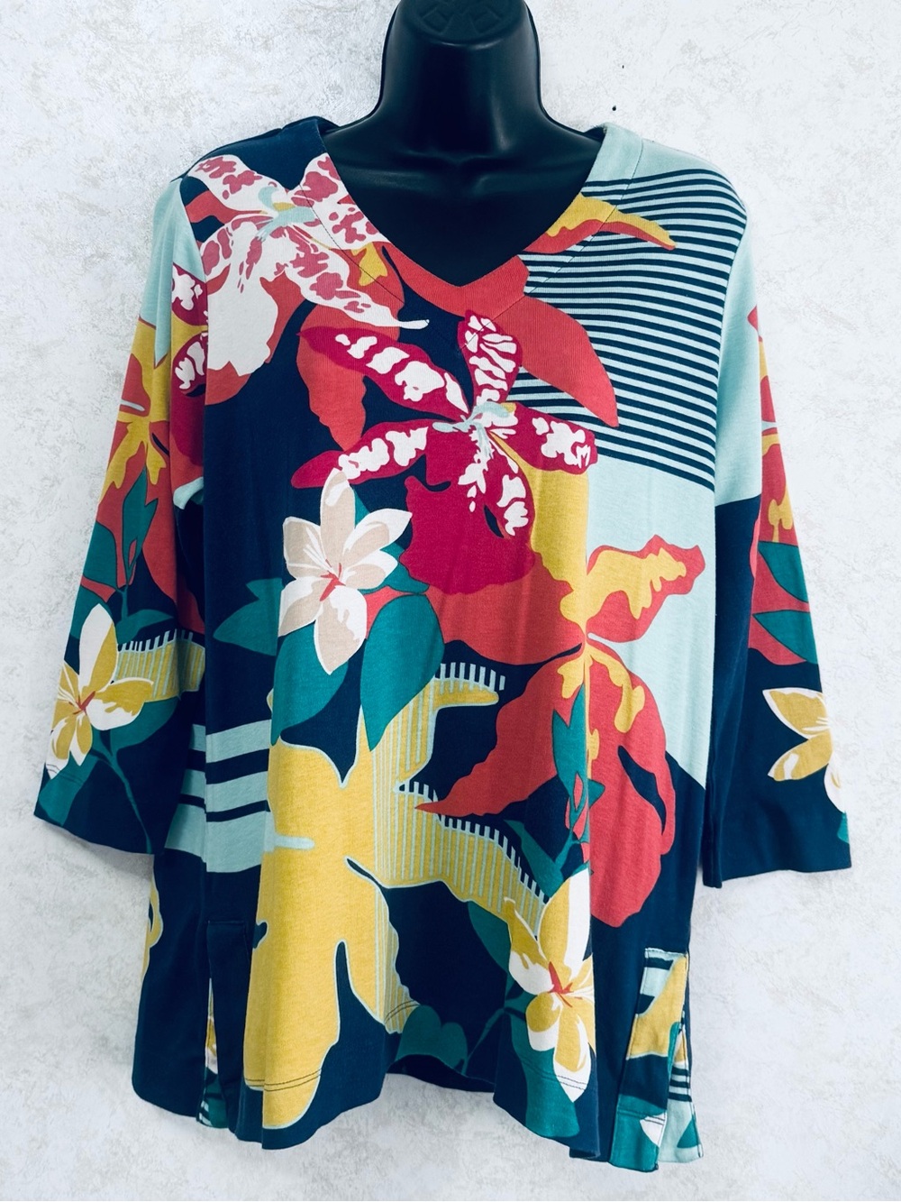 Chico's Women's Size 2 Colorful Floral Pull Over Top 3/4 Sleeve Cotton Vee Neck